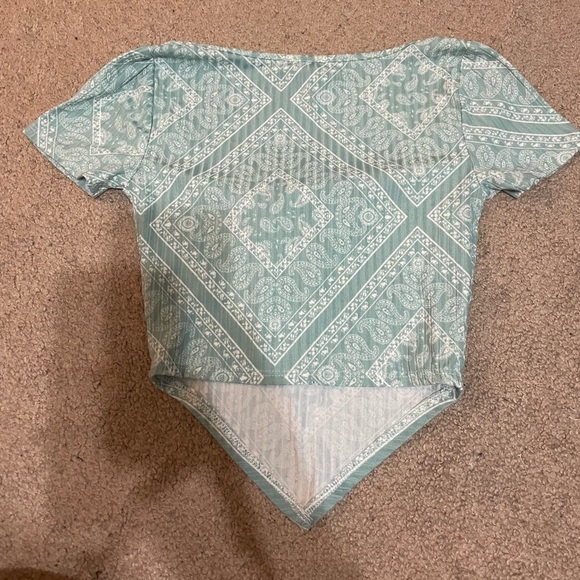 Forever 21 Green bandana style short sleeve crop top size small - Picture 7 of 8